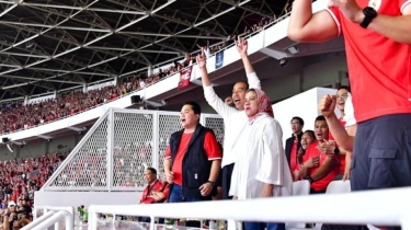 Gaya 'Couple' Jokowi dan Iriana Saat Nonton Timnas Indonesia di GBK
