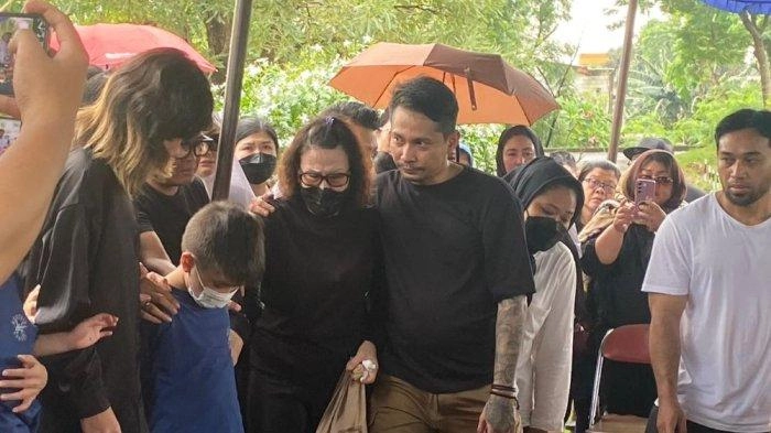 Suasana Haru Pemakaman Stevie Agnecya, Anak Ucap Perpisahan: Bye Mami, Sampai Ketemu Lagi Mami
