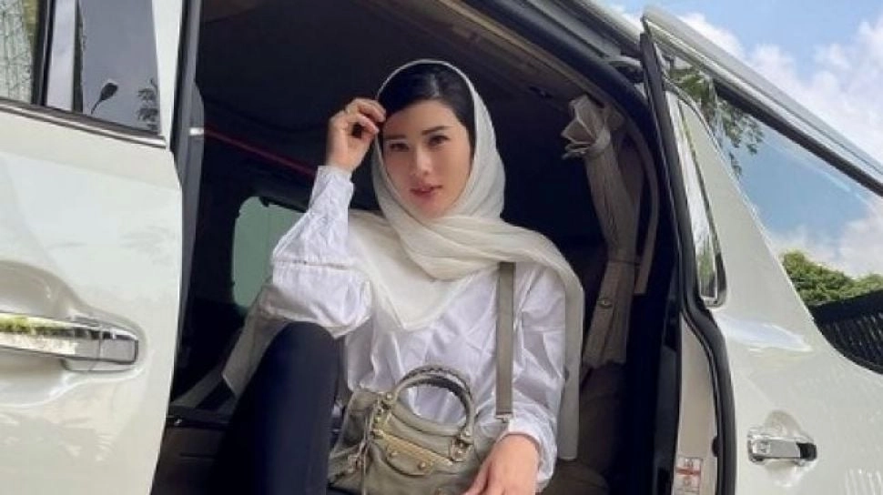 5 Potret Kenangan Stevie Agnecya Berhijab, Tampak Anggun dan Bersahaja!