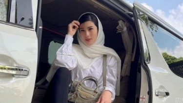 5 Potret Kenangan Stevie Agnecya Berhijab, Tampak Anggun dan Bersahaja!