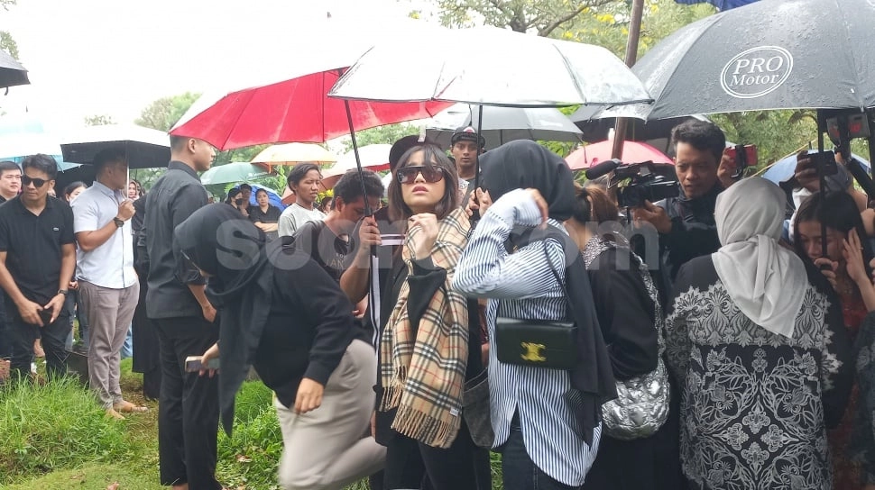 Hadiri Pemakaman Stevie Agnecya, Fuji Pakai Penutup Kepala Seharga Emas 13 Gram