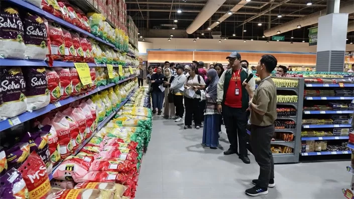 Berbagi Kebahagiaan Dengan Masyarakat Lewat Program Ketupat