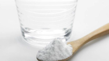 Beredar Video yang Klaim Minum Air Garam Bisa Sembuhkan Segala Penyakit, Dokter: Menyesatkan