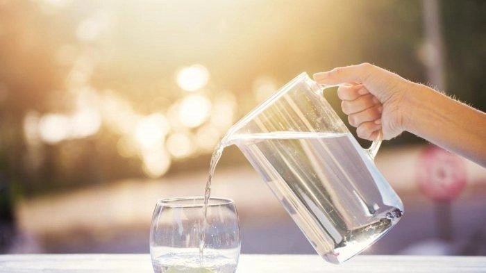 Bukannya Bikin Sehat, Minum Air Putih Terlalu Banyak Ternyata Berbahaya