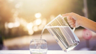 Bukannya Bikin Sehat, Minum Air Putih Terlalu Banyak Ternyata Berbahaya