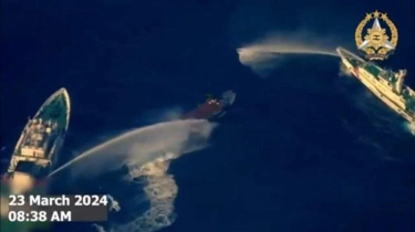 Kapalnya Diguyur Meriam Air di Laut China Selatan, Filipina Panggil Utusan Beijing