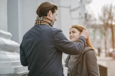 7 Tanda Seorang Pria Tertarik kepada Anda Menurut Psikologi, Salah Satunya Suka Meniru Gerakan