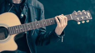 Chord Gitar Lagu So Fine - Guns N’ Roses, Kunci dari G: How Could She Look So Fine