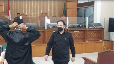 Usai Dituntut 1 Tahun Penjara, Dito Mahendra Dapat Dukungan dari Sejumlah Wanita di Ruang Sidang