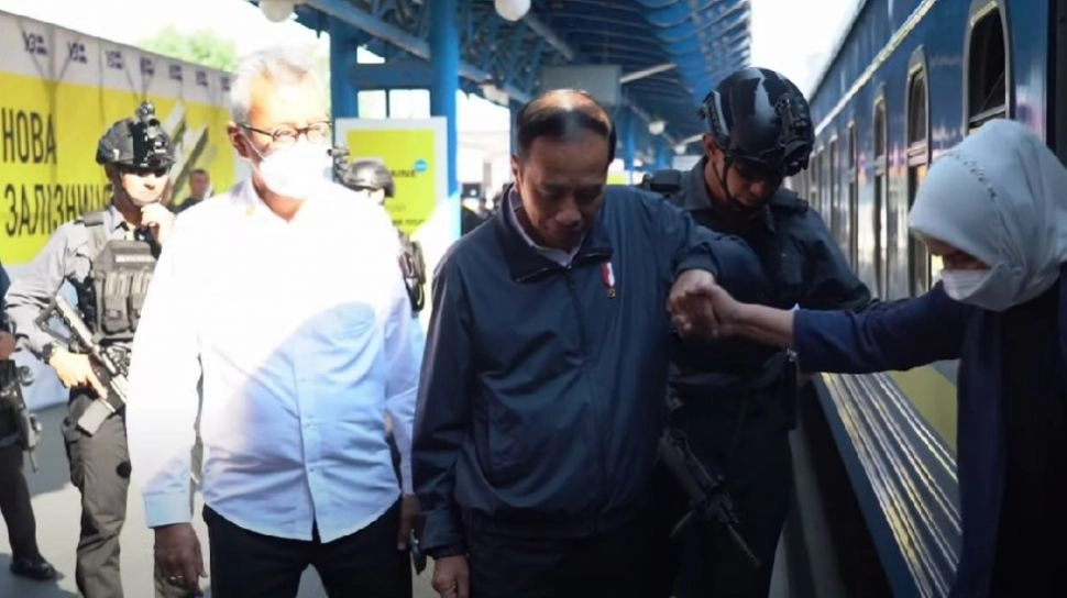 Adab Jokowi Perlakukan Paspampres Usai Basuh Keringat Bikin Geleng-geleng