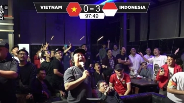 Bung Towel Lemas Lihat Timnas Indonesia Bantai 3-0 Vietnam, Netizen: Dia Warga Mana Sih?