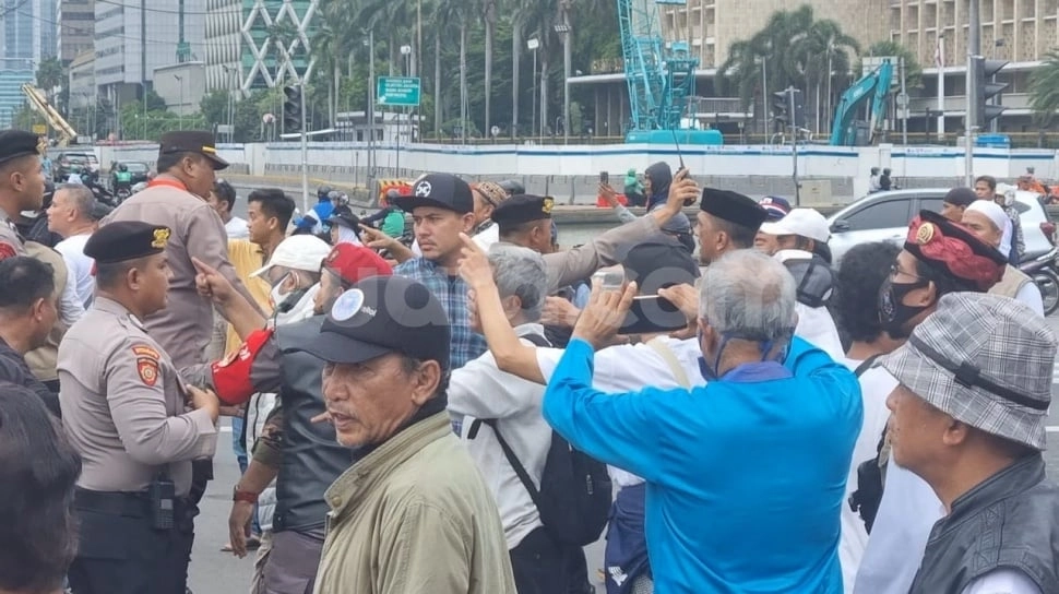 MK Gelar Sidang Perdana Sengketa Pilpres, 2 Massa Bentrok hingga Hujan Batu di Patung Kuda!