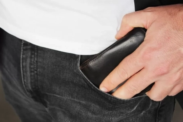 Pria Harus Tahu Bahaya Mengantongi Dompet di Saku Belakang Bagi Kesehatan
