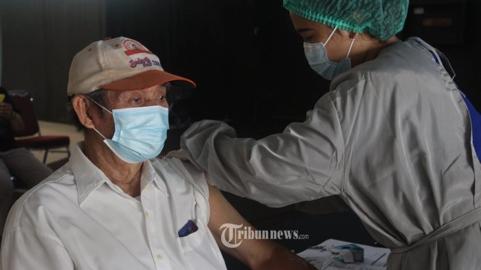 Meski Terkendali, Dokter Paru: Vaksin Covid-19 Tetap Dibutuhkan Kelompok Rentan