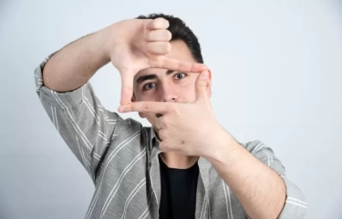 4 Zodiak yang Diam-diam Suka Menilai Orang Lain, Pandai Membaca Situasi hingga Tahu Kalau Ada yang Pura-Pura Tulus
