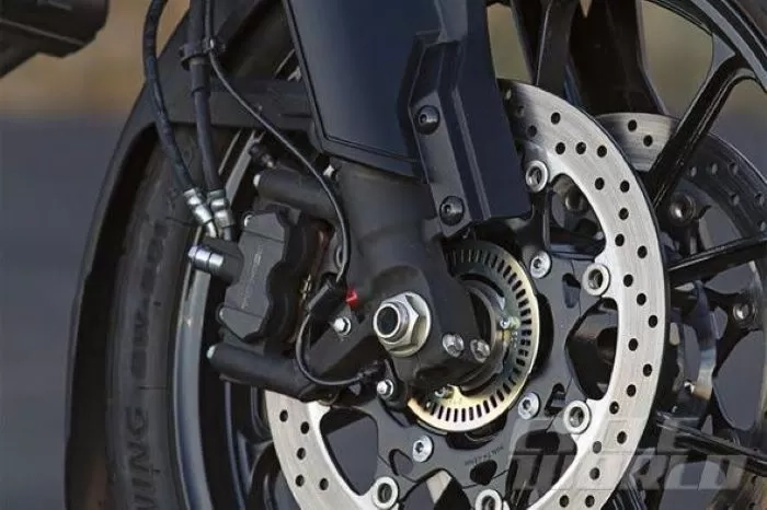 Fitur ABS Bikin Harga Motor jadi Lebih Mahal, Perlukah?