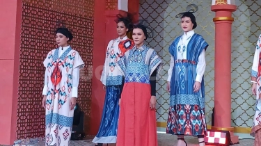 Tampil Beda, Desainer Dana Duriyatna Hadirkan Busana Modest Bermotif Bunga Sakura