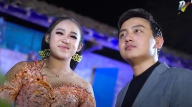 Lirik Terjemahan Lagu Tulus - David Chandra ft Niken Salindry: Tak Genggem Tanganmu, Tak Elus Pipimu