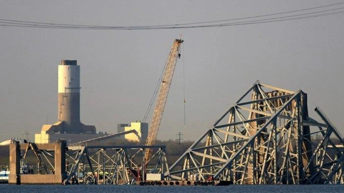 Update Runtuhnya Jembatan Baltimore: Derek Besar Tiba untuk Bersih-bersih, 4 Orang Masih Hilang