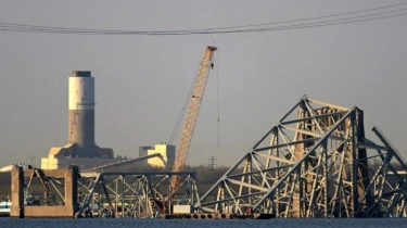 Update Runtuhnya Jembatan Baltimore: Derek Besar Tiba untuk Bersih-bersih, 4 Orang Masih Hilang