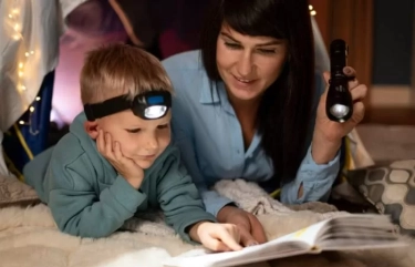 5 Manfaat Membacakan Dongeng si Kecil Sebelum Tidur, Tingkatkan Kreativitas hingga Minat Baca Anak