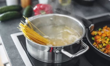 Makanan Panas Tidak Boleh Disimpan di Kulkas? Begini Penjelasan dan Langkah yang Tepat Menyimpan Sisa Makanan
