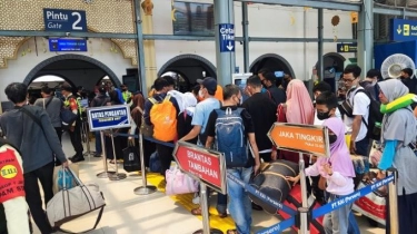 VIDEO Stasiun Pasar Senen Mulai Ramai Pemudik pada Pekan Ketiga Ramadan 2024
