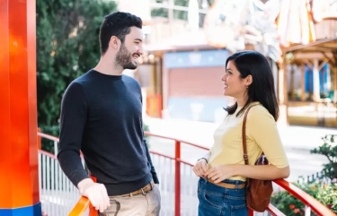 8 Perilaku Seseorang yang Diam-Diam Mengagumimu, Dia Punya 1.001 Cara agar Bisa Dekat Denganmu