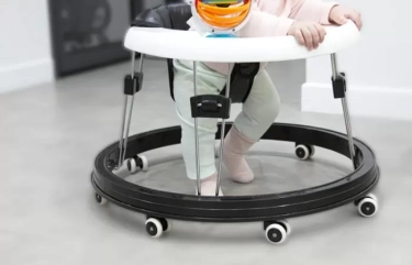 Apa itu Baby Walker? Simak 5 Bahaya dan Efek Samping Pemakaian untuk Belajar Berjalan Si Kecil
