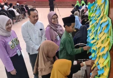 Ratusan Anak Tempelkan Harapan di Pohon Keinginan Buatan FEB UWKS