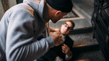 Buka Puasa Berujung Petaka, Karyawan Warung Makan Dipukuli Usai Ambil Sepotong Bebek, Ini Kronologinya