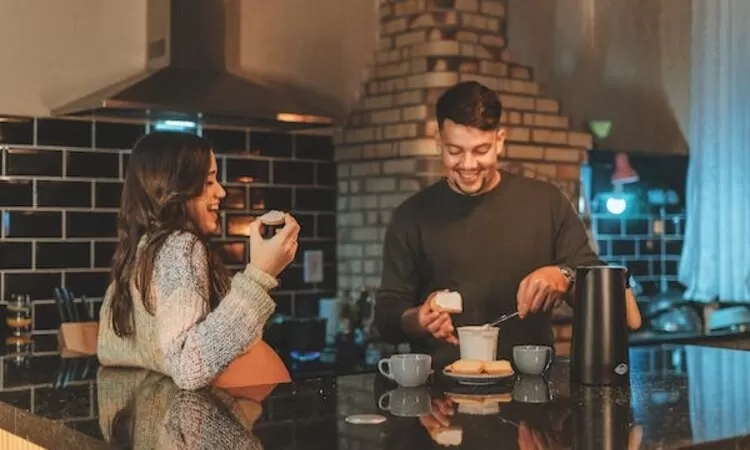 10 Tanda Seseorang Menyukai Anda Diam-diam, Salah Satunya Tidak Bisa Menahan Senyum saat Berada di Dekat Anda