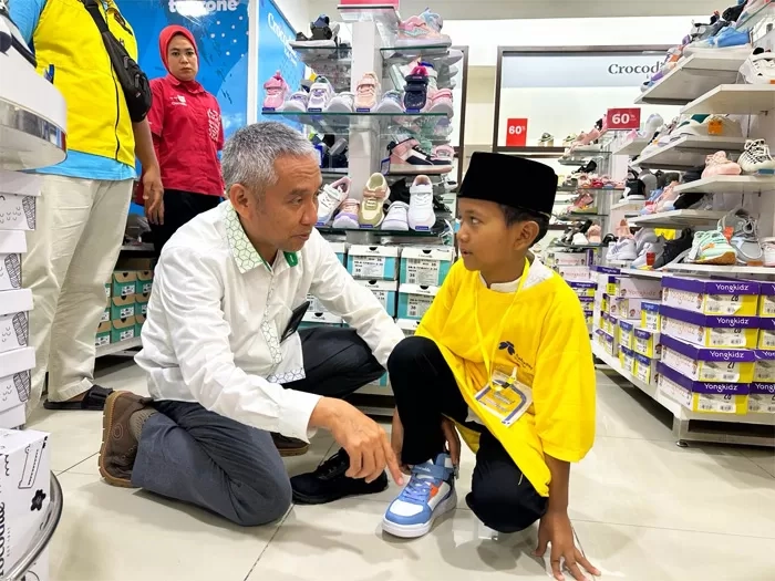Pegadaian Medan Ajak Anak Yatim Belanja Lebaran