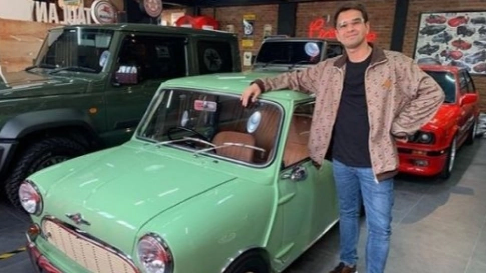Raffi Ahmad Pamer Punya Mobil Baru, Warganet Malah Salfok: Sultan Pakai Celana Melar!