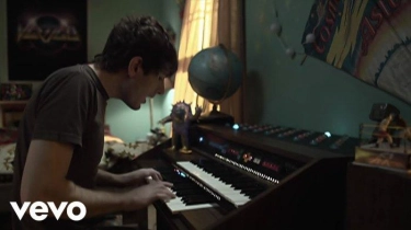Terjemahan Lirik Fireflies - Owl City, Viral di Instagram Reels: I’d Like to Make Myself Believe