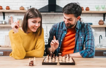Dijamin Makin Lengket! Ini 10 Permainan Romantis yang Wajib Kamu Mainkan Bersama Pasangan, Salah Satunya Catur