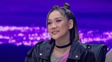 BCL Masak Rendang di Tepi Kolam Renang, Gaya Sederhananya Jadi Perbincangan