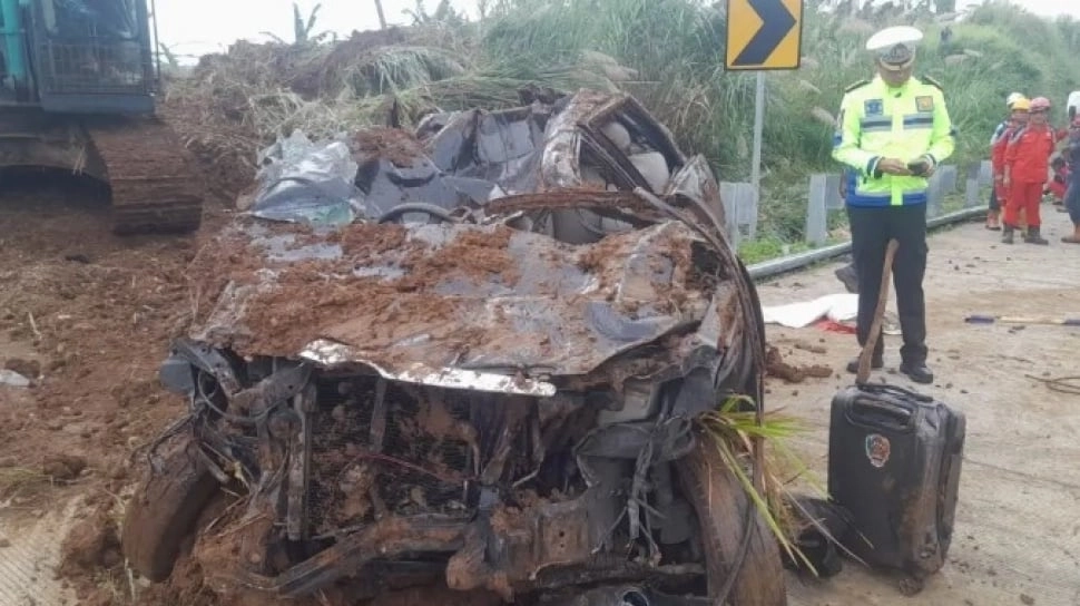 Evakuasi Dramatis Mobil Terperosok 100 Meter di Jurang Tol Bocimi, Ini Penampakannya