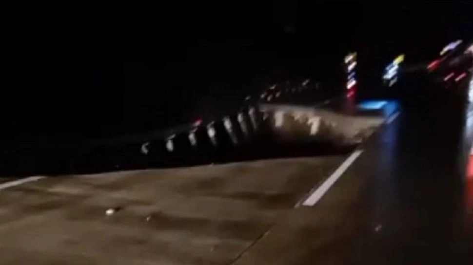 Longsor di Tol Bocimi KM 64 Akibat Gerusan Air Hujan, 1 Mobil Terperosok