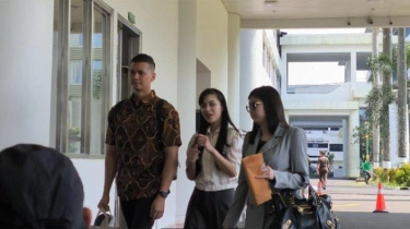 Rambut Panjangnya Tergerai, Kenakan Kemeja Putih, Sandra Dewi Senyum saat Datangi Kejagung: Doain Ya