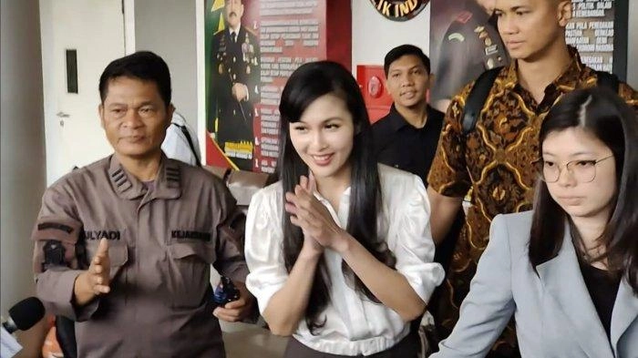 Sandra Dewi Masih Bisa Tersenyum usai Diperiksa Kasus Mega Korupsi Timah Suaminya