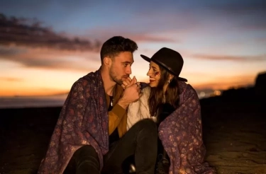 5 Cara Tak Biasa Introvert dalam Menunjukkan Cintanya, Cukup Berbeda dari Orang Pada Umumnya