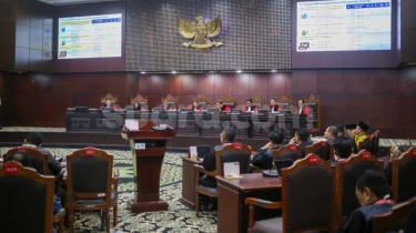 Hakim MK Cecar Menko Airlangga soal Efek Bansos buat Golkar: Naik Pesat Suaranya