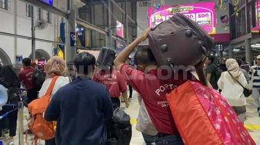 Keluh Kesah Porter Di Stasiun Pasar Senen: Penumpang Ramai, Tapi Seret Pendapatan