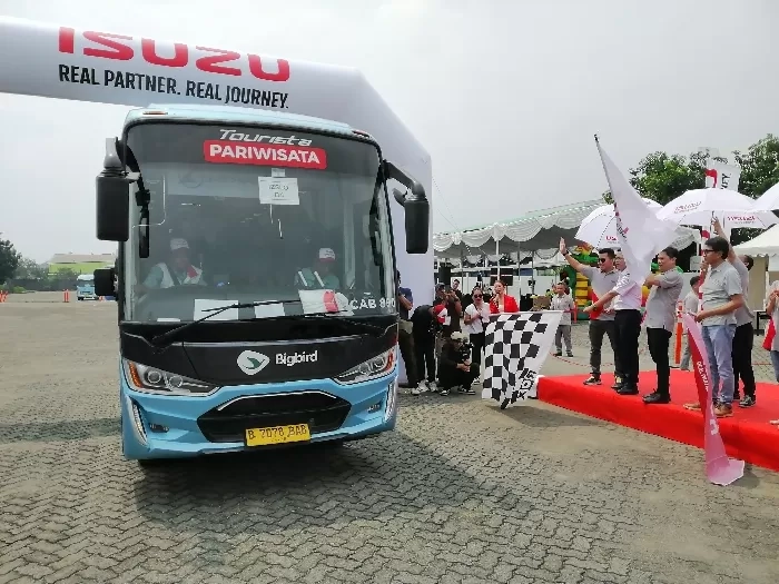 Isuzu Berangkatkan 50 Keluaga Sopir Truk dan Bus Mudik Gratis Sekaligus Tekan Angka Kecelakaan