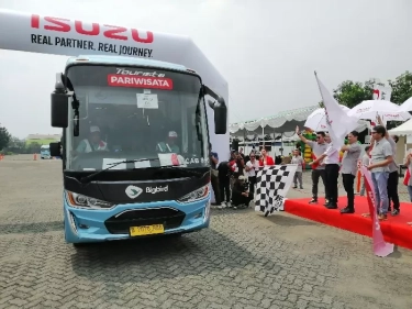 Isuzu Berangkatkan 50 Keluaga Sopir Truk dan Bus Mudik Gratis Sekaligus Tekan Angka Kecelakaan