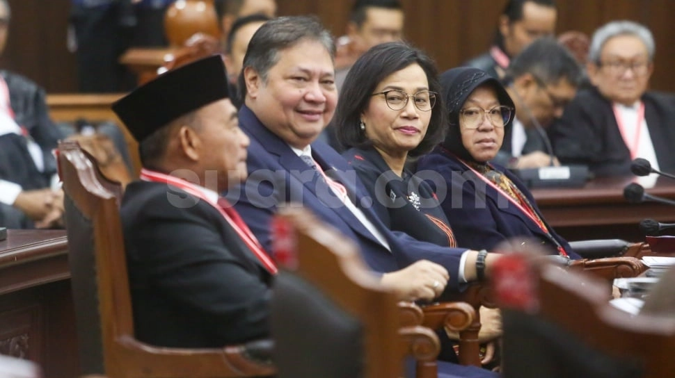 Momen 4 Menteri Jokowi Hadiri Sidang Sengketa Pilpres, Publik: Kelihatan Gugup dan Salah Tingkah