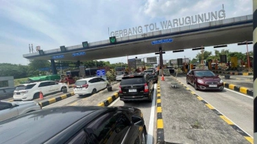 H-4 Lebaran, Pemudik Asal Jabodetabek Mulai Tiba di Surabaya, Padati Gerbang Tol Warugunung