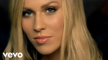 Lirik dan Terjemahan Lagu Unwritten - Natasha Bedingfield: Feel the Rain On Your Skin