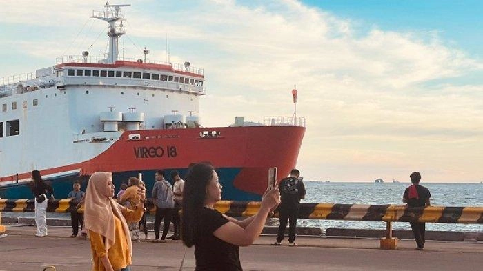 Terjebak di Pelabuhan Merak, Para Pemudik Menghibur Diri dengan Ngabuburit di Tepian Dermaga